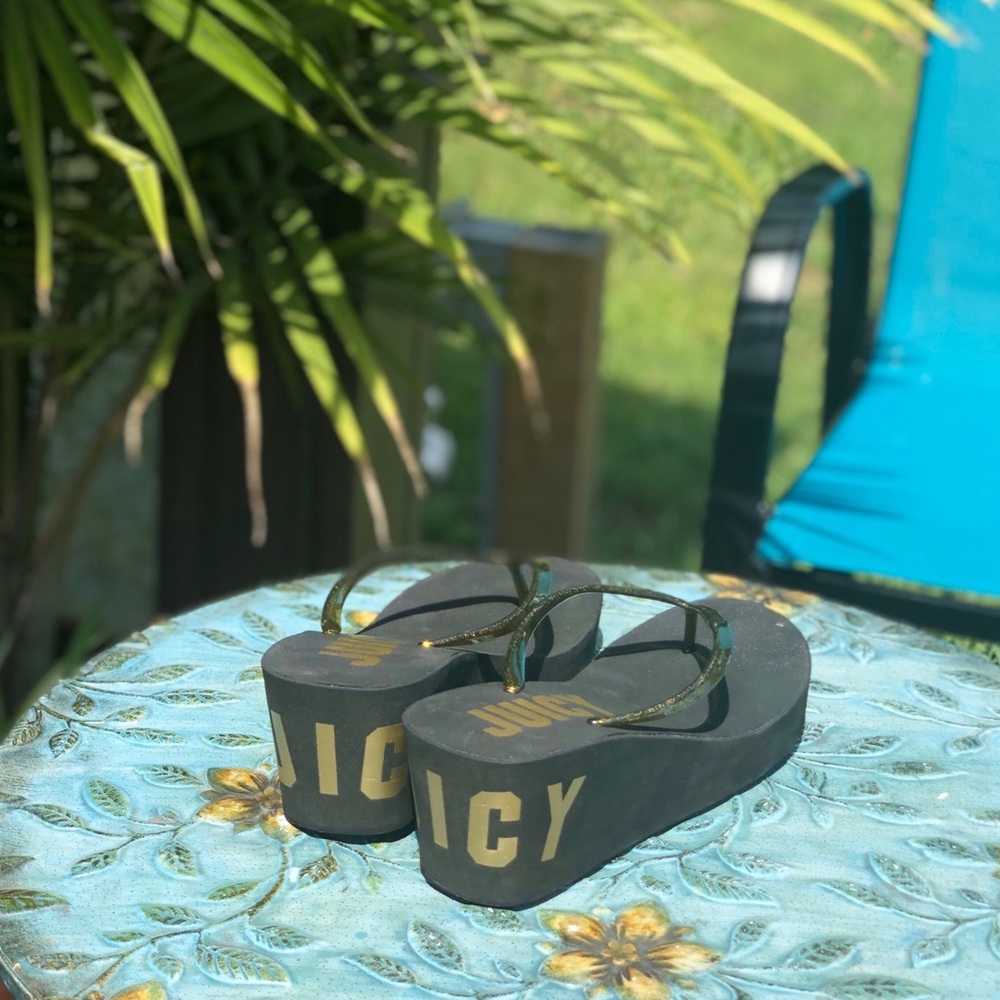 Juicy Couture Slippers - Picture 2 of 12